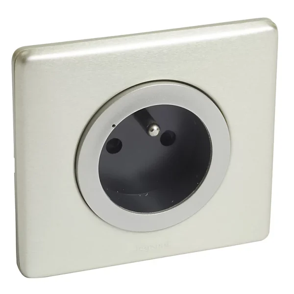 grossiste en ligne Castorama Prise De Courant Connectée Céliane With Netatmo 16A 3680W Connexion Par Bornes Automatiques Titane 1
